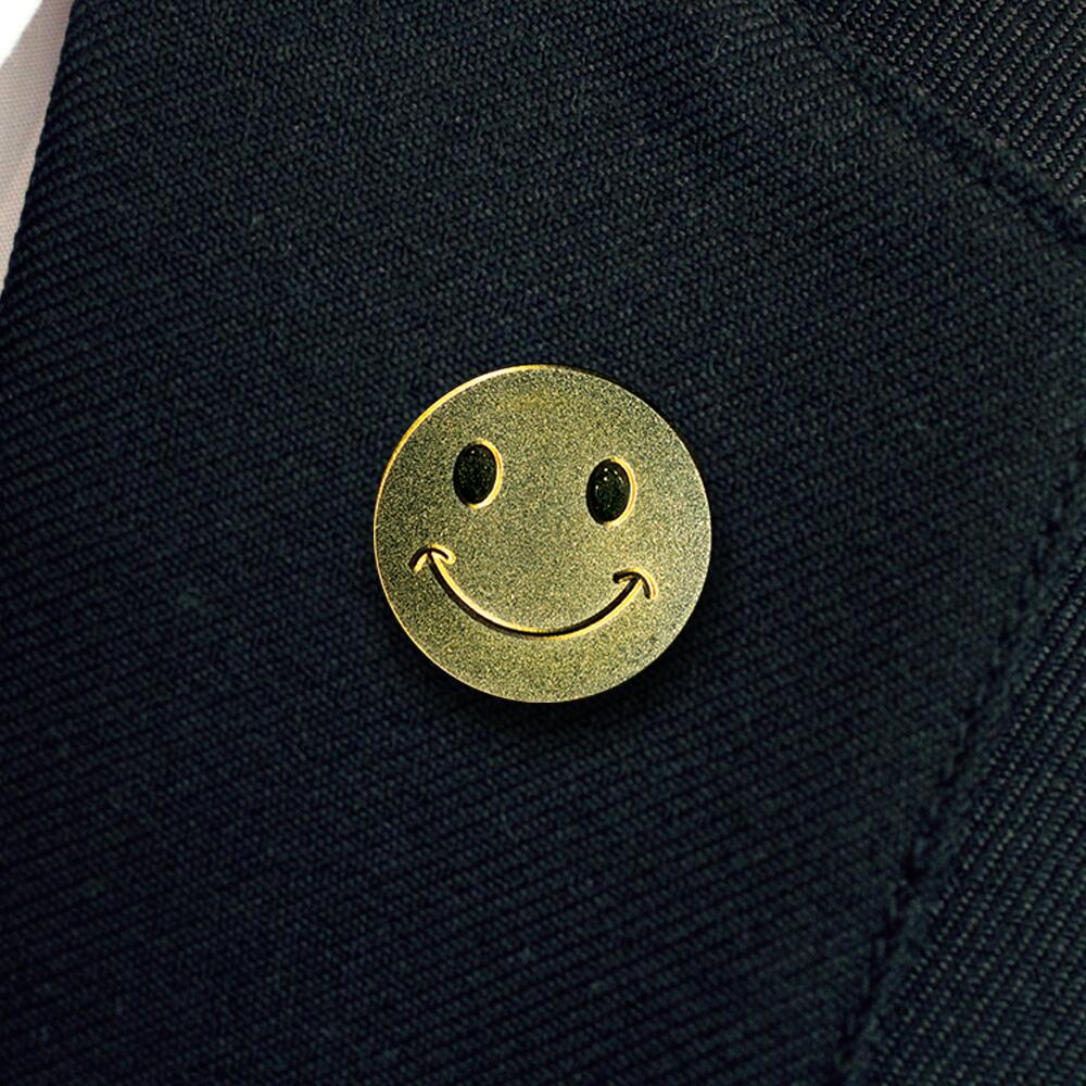 Gold Smiling Face badge (pack of 5) - Image 2